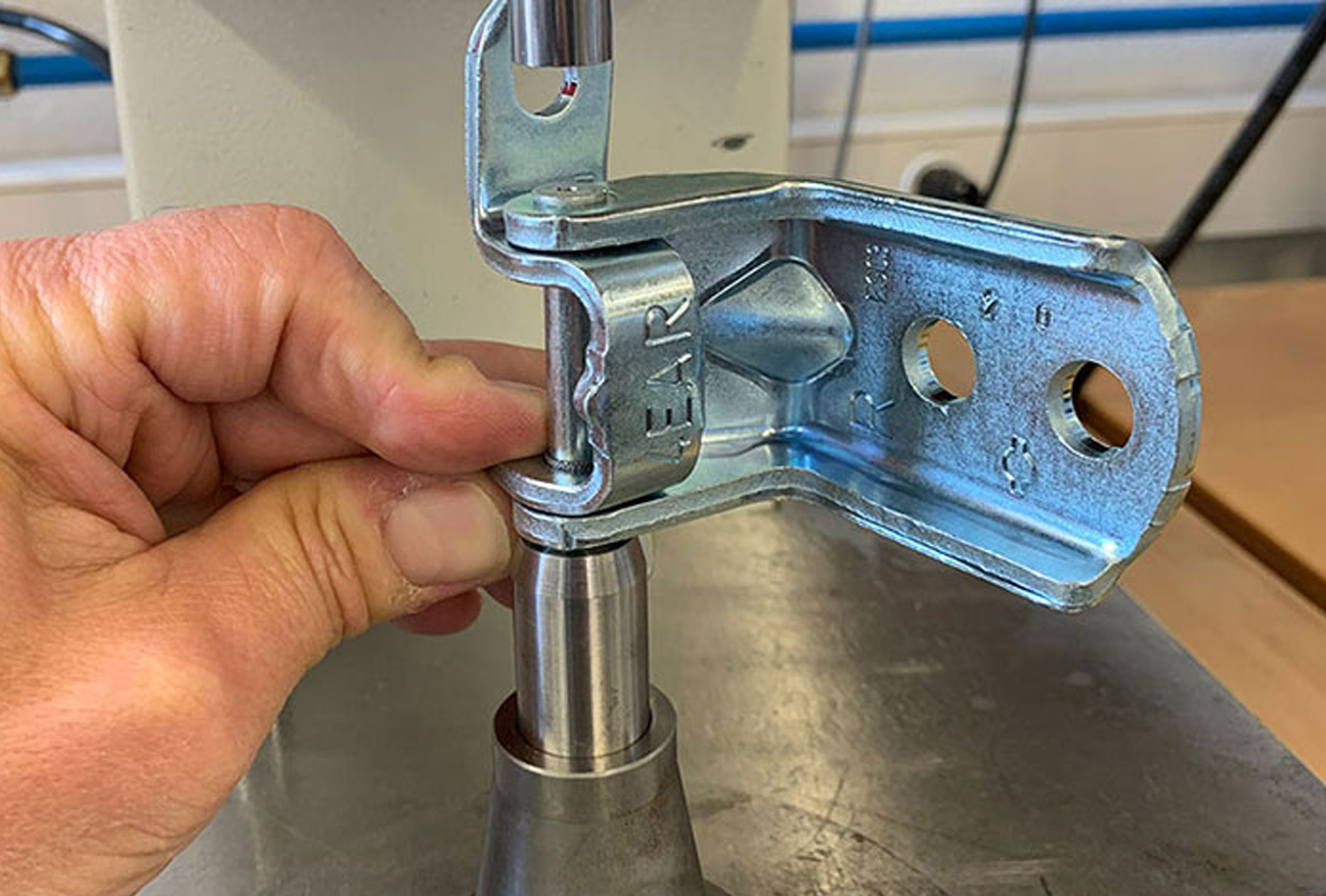 Nity na zawiasach drzwiowych