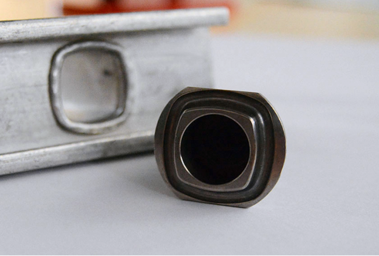 Nitowanie szczebli drabiny