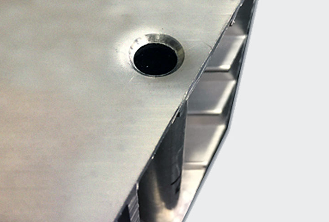 Nity na uchwytach zderzaków