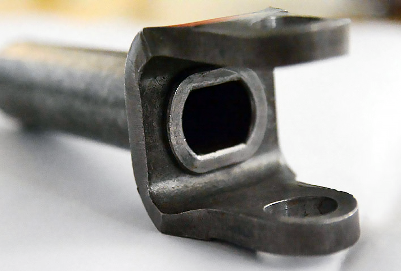 Nity w widelcu kierowniczym samochodu