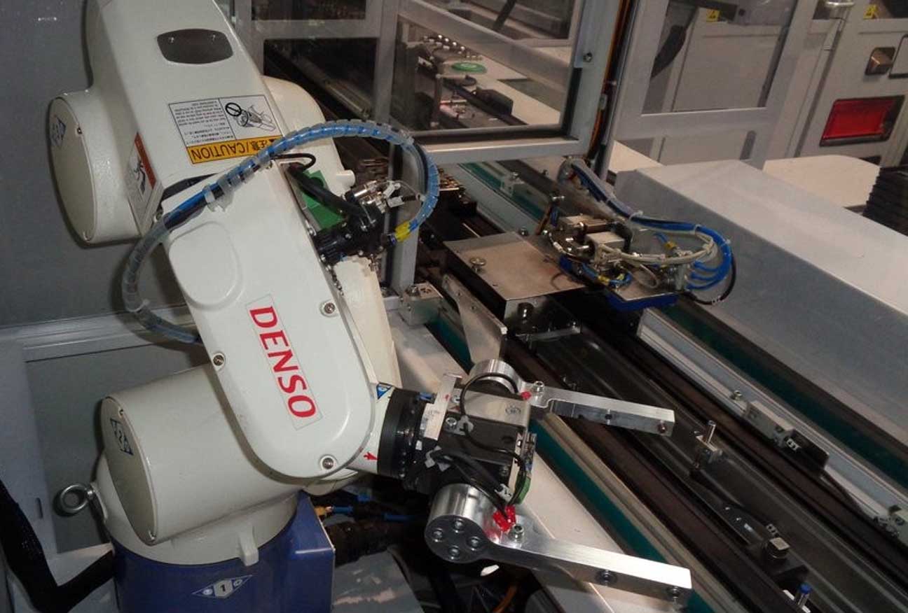 Robotická instalace senzorů DENSO ROBOTICS zdroj OK Technical Group